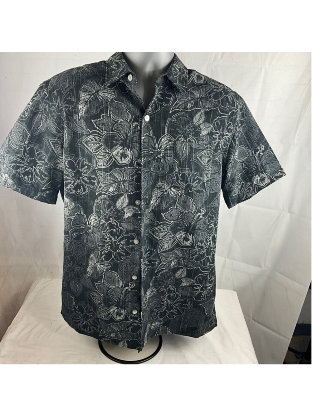 Van Heusen Short Sleeve Button Up Hawaiian Shirt -Mens Size Medium - Black Gray